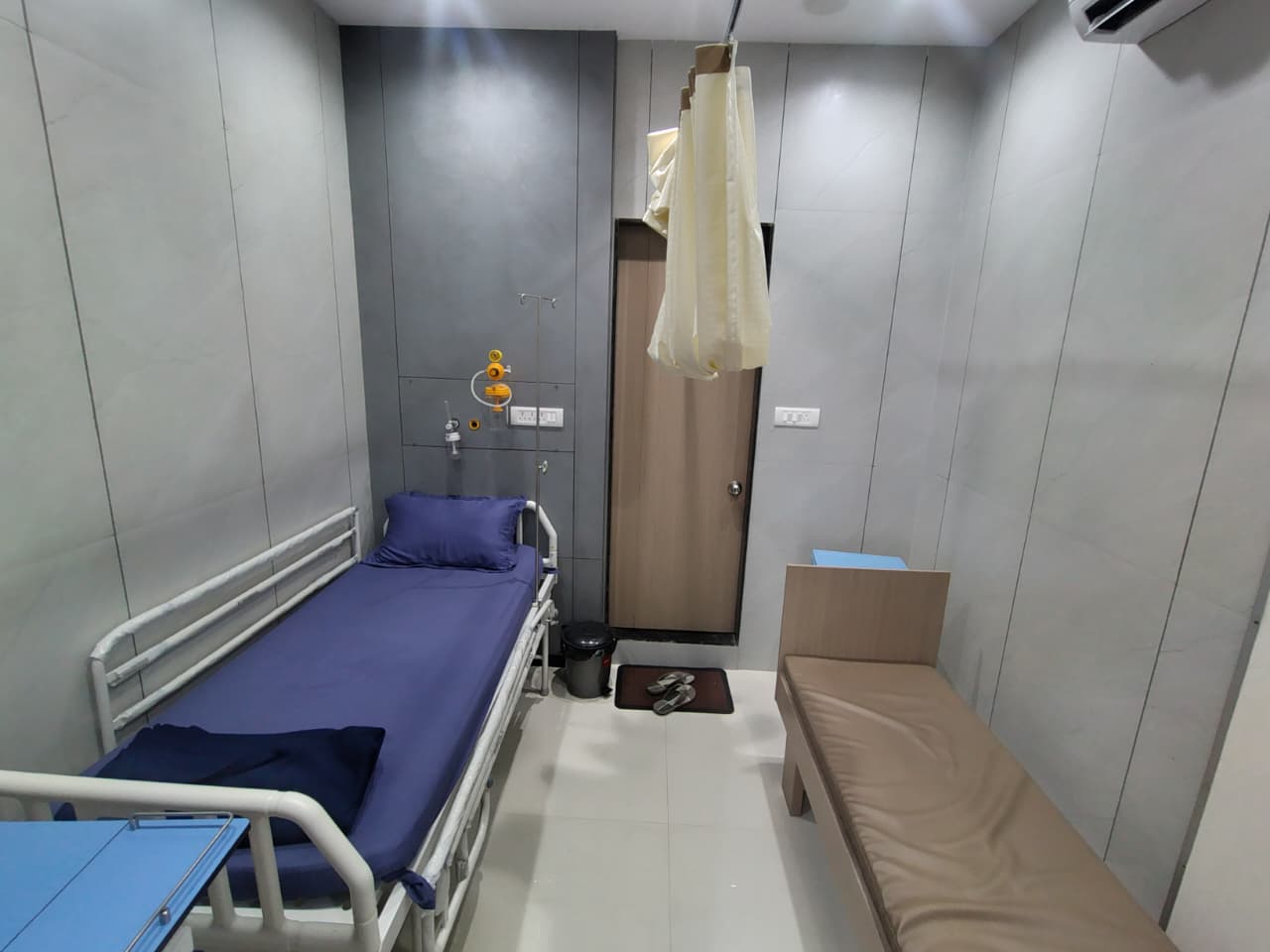 Deluxe room facilities at IID Hospital